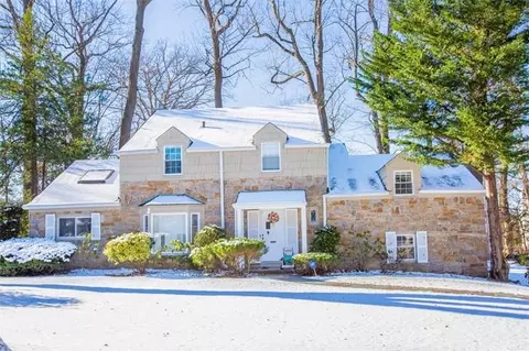 22 Old Field Ln, North Hempstead, NY 11020