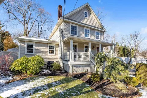 113 Woodbury Rd, Huntington, NY 11743