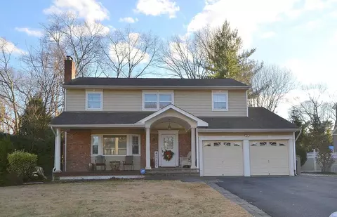 4 Alberta Ct, Smithtown, NY 11787