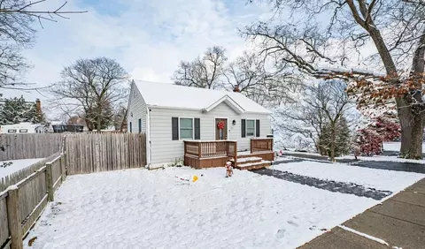 21 Beecher Ave, East Islip, NY 11730