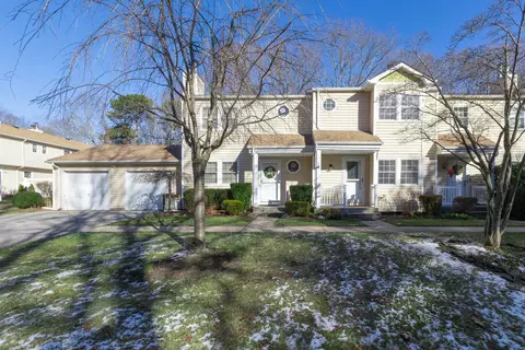 27 Chase Cmns, Yaphank, NY 11980