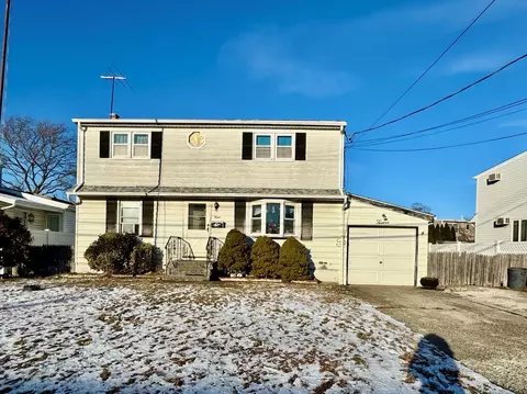12 Kensington Ave, Massapequa, NY 11758