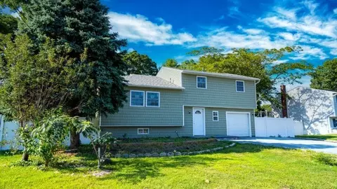 95 Holiday Park Dr, Centereach, NY 11720