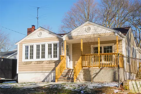 271 Adirondack Dr, Farmingville, NY 11738