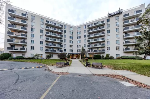 135 Post Ave #6U, North Hempstead, NY 11590