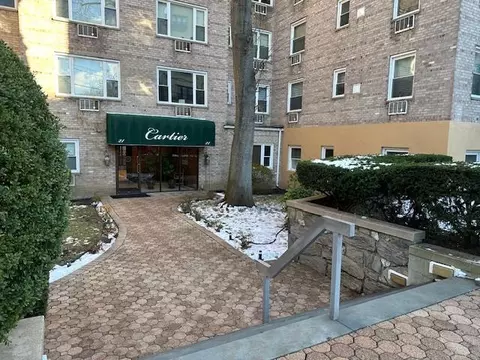 21 Bond St #2H, North Hempstead, NY 11021