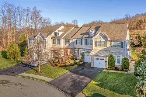 1330 Glastonbury Ln, Fishkill, NY 12524