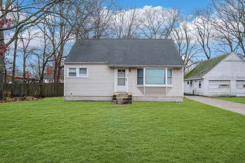 25 Beechwood Dr, Shirley, NY 11967