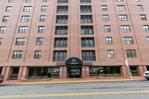 12 Bond St #5E, North Hempstead, NY 11021