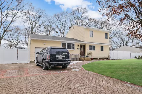 137 Wittberg St, Brentwood, NY 11717