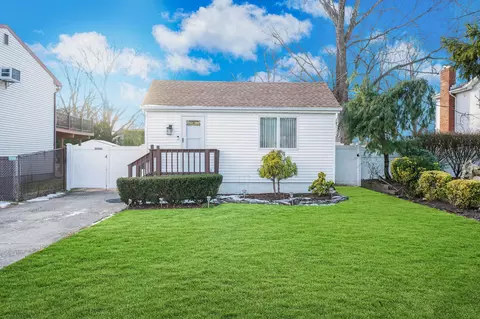 681 East Dr, Lindenhurst, NY 11757