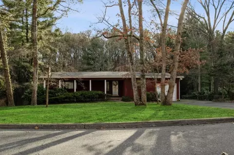 44 Grandview Ln, Smithtown, NY 11787