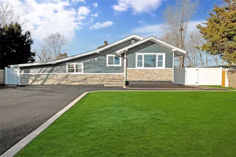 41 E Chestnut St, Central Islip, NY 11722