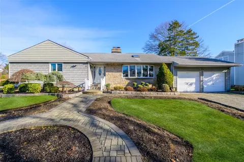 55 Harbor Ln, Massapequa Park, NY 11762