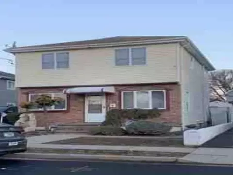 81 Bellevue Ave, Oceanside, NY 11572