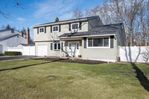 21 Stanwich Rd, Smithtown, NY 11787