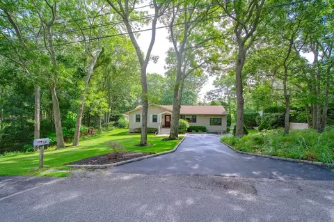 34 Wards Path, Hampton Bays, NY 11946