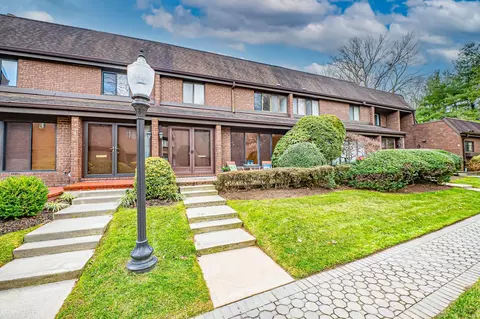 6 Fox Rdg, North Hempstead, NY 11576