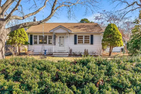 186 Wakeman Rd, Hampton Bays, NY 11946