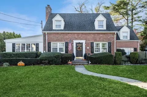25 Hanson Pl, Malverne, NY 11565