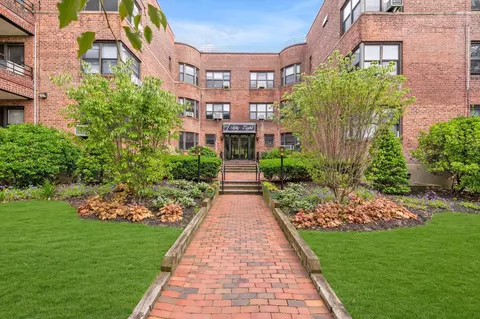 58 Grace Ave #3G, North Hempstead, NY 11021