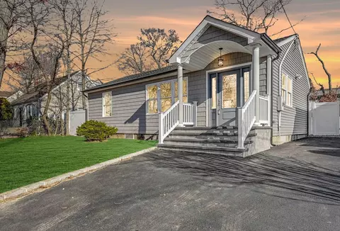 97 Lakewood Ave, Lake Ronkonkoma, NY 11779