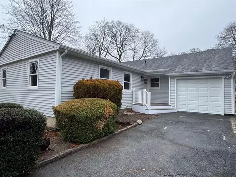 286 Auborn Ave, Shirley, NY 11967