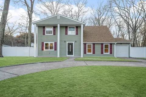 6 Wakefield Ave, Coram, NY 11727