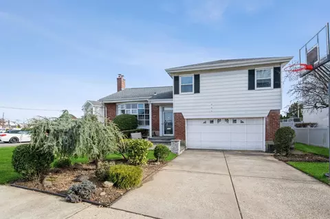 223 Guildford Ct, West Hempstead, NY 11552
