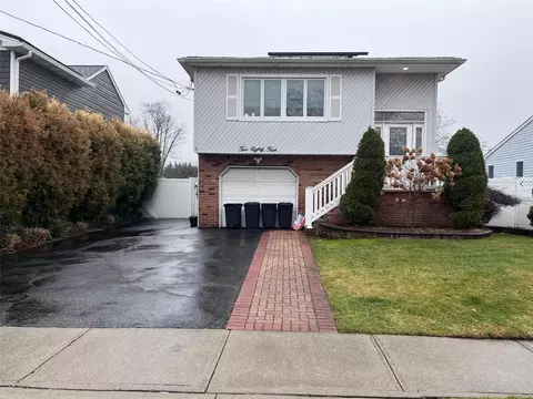 284 S 9th St, Lindenhurst, NY 11757