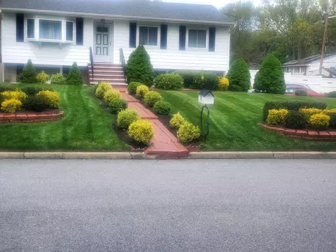 27 Hart Street St, Port Jefferson Station, NY 11776