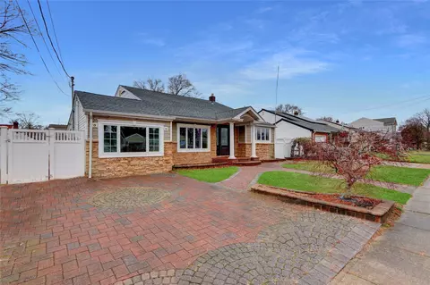 13 Chyam St, North Babylon, NY 11703