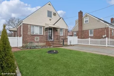 22 Cherry Ln, North Hempstead, NY 11514