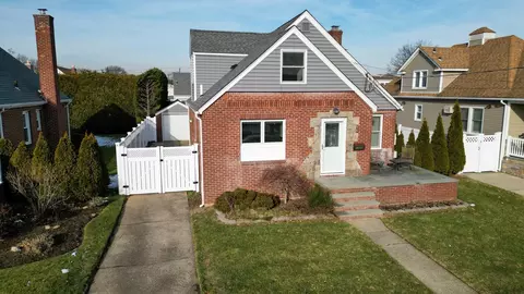 1066 Russell St, Franklin Square, NY 11010