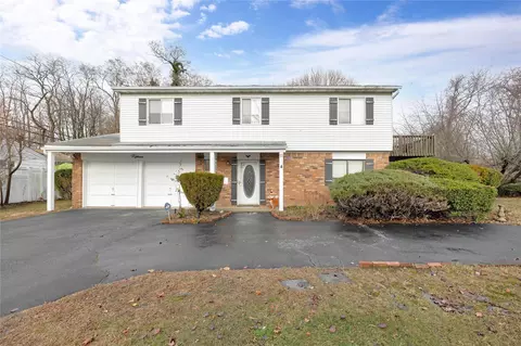 15 Shubert Ln, Bethpage, NY 11714