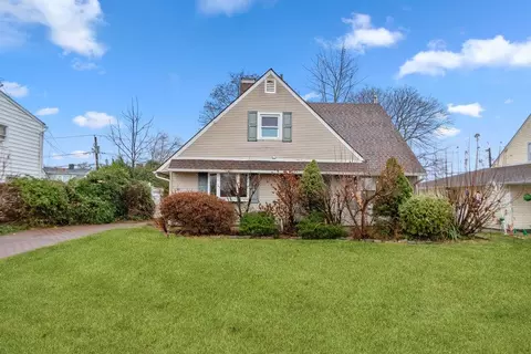 10 Blossom Ln, Levittown, NY 11756