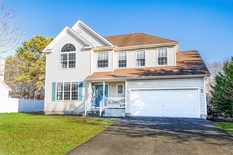 15 Bloomington St, Medford, NY 11763