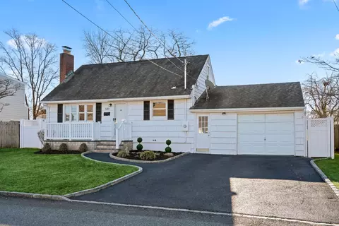 320 Kurzon Rd, West Islip, NY 11795