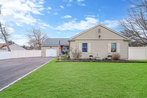 48 Henry Ave, Selden, NY 11784