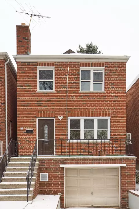 1258 Pelham Pkwy S, New York, NY 10461