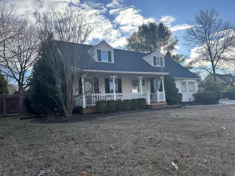 9 Fowler Ln, Mount Sinai, NY 11766