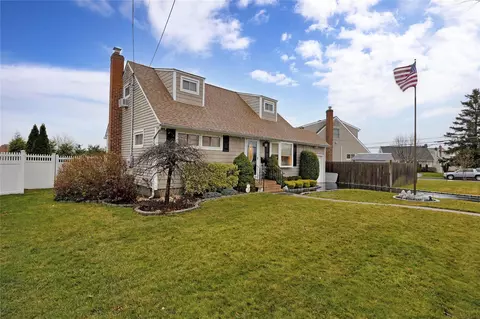 23 Graham St, Farmingdale, NY 11735