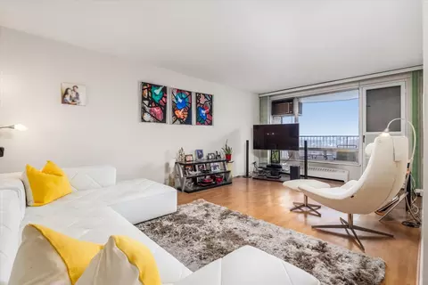 9060 Union Tpke #15E, Glendale, NY 11385
