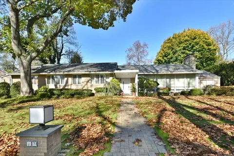 17 Hampton Rd, North Hempstead, NY 11020