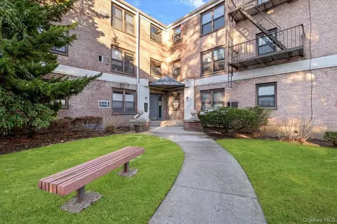 2 E Mill Dr #2H, North Hempstead, NY 11021