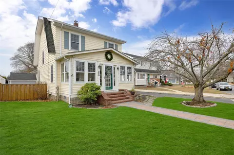 54 Clinton Ave, Farmingdale, NY 11735