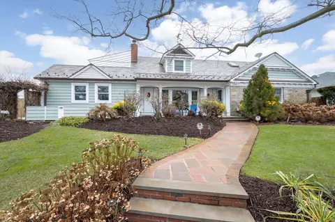 435 W Beech St, Long Beach, NY 11561