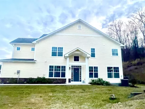 2 Stonerose Ct, Middletown, NY 10940