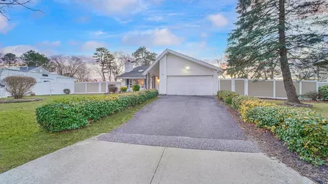 22 Glenmere Ln, Coram, NY 11727