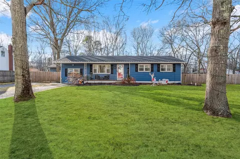 47 W End Ave, Shirley, NY 11967
